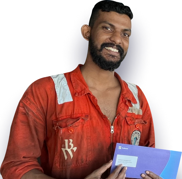 Image of a seafarer receiving the card letter